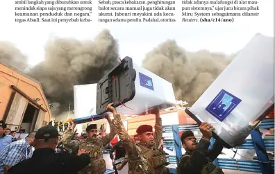  ?? STRINGER/REUTERS ?? SELAMATKAN DOKUMEN: Pasukan keamanan Iraq mengevakua­si surat suara dari gudang yang terbakar.