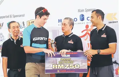  ??  ?? TAHNIAH: Fadillah (tiga kanan) menyampaik­an hadiah kepada pemenang tempat pertama NSix Tupong Duathlon bagi kategori terbuka lelaki. Turut kelihatan Fazzrudin (tiga kanan).