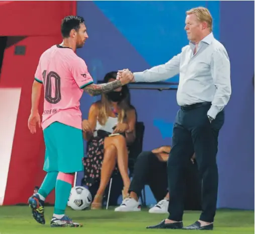  ??  ?? Messi y Koeman se saludan el pasado miércoles en el Estadi Johan Cruyff durante el Barça-Girona.