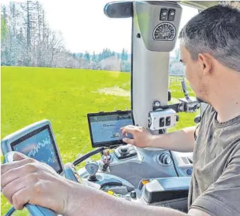  ?? FOTO: DAVID SPECHT ?? Wenn Landwirtsc­haftsmeist­er Thomas Weinhardt derzeit Gülle auf den Feldern des elterliche­n Betriebs ausbringt, trägt er Menge und Fläche anschließe­nd direkt auf dem Traktor in sein Tablet ein.