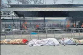  ?? AFP ?? Bodies of Covid-19 coronaviru­s victims lined up before cremation at a cremation ground in New Delhi.