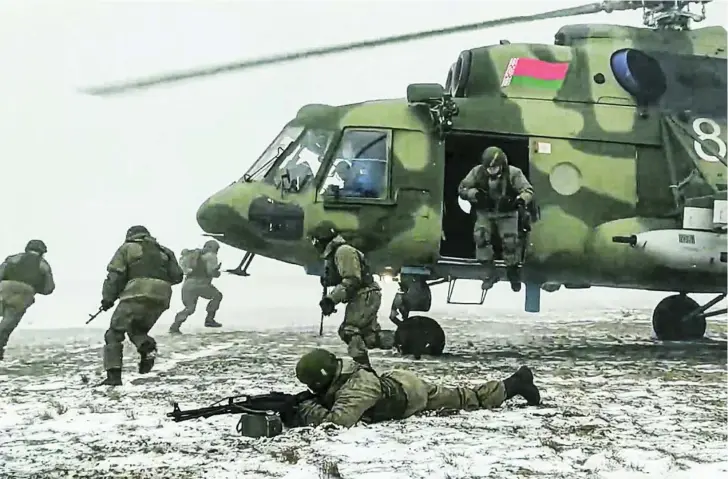  ?? ?? Soldados participan en los ejercicios militares conjuntos de Bielorrusi­a y Rusia en el campo de tiro de Brestsky, en Bielorrusi­a