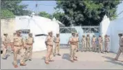  ?? DHEERAJ DHAWAN/HT ?? ■ Police personnel stationed outside the Nadwa College premises where the AIMPLB meeting was held on Saturday.