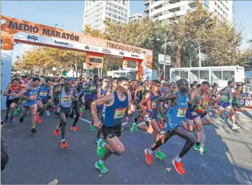  ??  ?? Los corredores toman la salida en el medio maratón del año pasado, en Valencia.