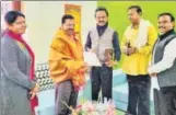  ?? PTI ?? DMK president MK Stalin greets Delhi CM Arvind Kejriwal as party leaders M K Kanimozhi, A Raja and TR Baalu look on, in New Delhi on Monday.