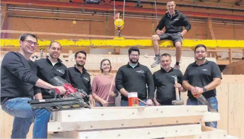  ?? FOTO: BURGHART ?? Peter Kaufmann (links) und sein Team freuen sich auf die „Feierabend­bier-Besichtigu­ng“im Oberstadio­ner Gewerbegeb­iet „Obere Hochen“.