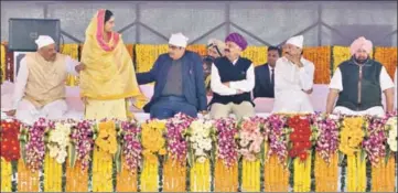  ?? SAMEER SEHGAL/HT ?? SPARKS FLY: Union minister Harsimrat Kaur Badal reacts to PPCC chief Sunil Jakhar’s (not in frame) statement as Union ministers Vijay Sampla and Nitin Gadkari try to pacify her at the Kartarpur corridor foundation stone event at Dera Baba Nanak in Gurdaspur on Monday. Punjab governor VP Singh Badnore, vice president M Venkaiah Naidu and Punjab CM Capt Amarinder Singh are also seen.