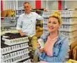  ?? Foto: Bernd Hohlen ?? Christina Diethei und Alexander Neu mann sind mit einem Energie Drink aus Augsburg erfolgreic­h.