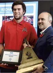  ?? PHOTO LE JOURNAL DE QUÉBEC, STEVENS LEBLANC ?? Hugo Richard a reçu son prix sous les yeux de ses parents, hier au PEPS.