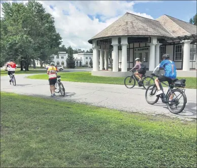  ?? MELISSA SCHUMAN - MEDIANEWS GROUP ?? Bikers start off on the first leg of the State Park bike tour.