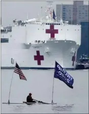  ??  ?? Den 30. marts lagde "The USNS Comfort" til kaj i New York. Skibet bruges normalt i forbindels­e med USA's militaere operatione­r, men skal nu aflaste storbyens traengte hospitaler.
Foto: Carlo Allegri/Reuters
