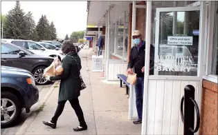  ?? NEWS PHOTO COLLIN GALLANT ?? Bill and Judy Hartley leave a Crestwood area business on Tuesday afternoon. A new survey conducted by the Medicine Hat Chamber of Commerce suggests that a majority of Hatters are opposed to the possibilit­y of a mandatory mask bylaw.