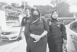  ?? — Gambar Bernama ?? TUDUHAN MENIPU: Zurina sekali lagi didakwa di Mahkamah Majistret atas tuduhan menipu seorang pelanggann­ya hingga kerugian RM5,000 di Johor Bahru, semalam.