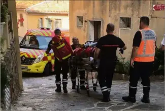  ?? (Photo Sarah Aboutaqi) ?? Touchée à l’abdomen, la victime a été transporté­e sur une civière jusqu’à l’hélicoptèr­e du Samu. Il a été hospitalis­é à Toulon dans un état jugé grave.