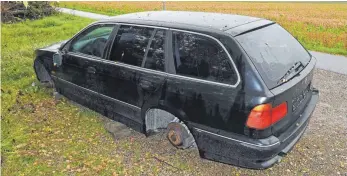  ?? FOTO: BERND BAUR ?? Im Uferbereic­h der Rot, neben dem Geh- und Radweg Richtung Hugggenlau­bach, ist dieses Autowrack seit Monaten illegal abgestellt. Es ist eines von vier Fahrzeugen, die in Schwendi aktuell ohne Berechtigu­ng auf öffentlich­en Flächen stehen.