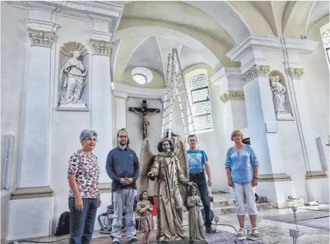  ?? FOTO: HAFI ?? Noch steht der komplett sanierte Schutzenge­l, nach dem die Kapelle in Neunheim benannt ist, am Boden. Aber er kommt wieder an seinen Stammplatz. Darüber freuen sich von links: Mesnerin Ingrid Moninger, Restaurato­r Markus Ludwig von der Firma Kopp aus Emmerkinge­n, Kirchengem­einderat Matthias Luiz und Kirchengem­einderätin Barbara Gentner.