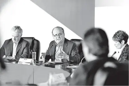  ?? JORGE GONZÁLEZ ?? Santiago Creel y el mandatario de Morelos durante el foro “México, la transición posible”.