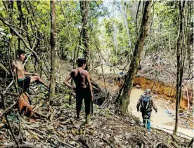  ??  ?? El presidente de Brasil defiende la explotació­n de recursos de la mayor selva del mundo