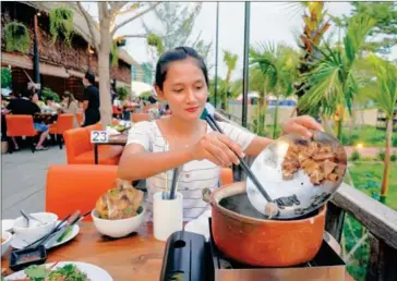  ?? YOUSOS APDOULRASH­IM ?? Part of the fun of dining at Khmer Beef Soup is piling ingredient­s into steaming pots of soup.