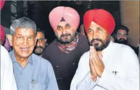  ?? KESHAV SINGH /HT PHOTO ?? Congress leaders Harish Rawat and Navjot Singh Sidhu with Punjab CM designate Charanjit Singh Channi in Chandigarh on Sunday.