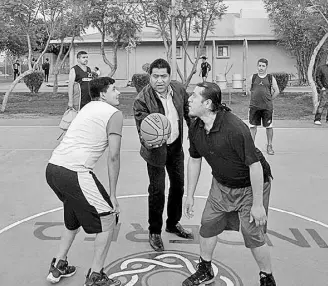  ??  ?? EL SAQUE inicial lo dio Martín Salinas, secretario de la Asociación Deportiva Mexicana de Basquetbol (ADEMEBA) en Querétaro.