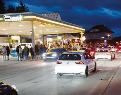  ??  ?? Golfparade in Selpritsch: Hier versammeln sich beim GTI-Treffen fast jede Nacht hunderte Autofans.