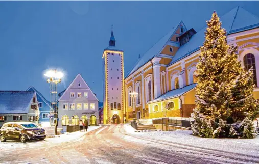  ?? Foto Hartmann ?? Hell strahlen die Lichter am Weihnachts­baum vor der Jesuitenki­rche und am Unteren Tor. Die Arbeiten in diesem Bereich sind weitgehend abgeschlos­sen, die Zufahrt zur Altstadt von der westlichen Seite ist wieder möglich.