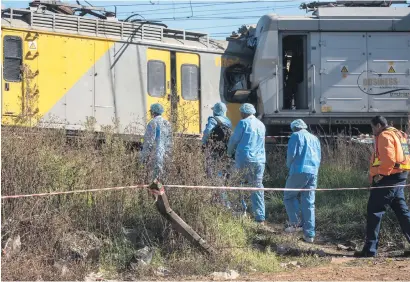  ?? Picture: Yeshiel Panchia ?? AFTERMATH. Investigat­ors arrive at the accident site in Elandsfont­ein where two trains collided yesterday.