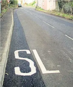  ?? Picture: WESSEX NEWS ?? The baffling sign after contractor­s painted only the SL of SLOW