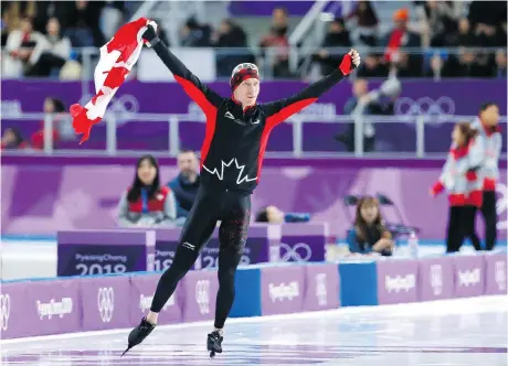  ?? LEAH HENNEL ?? Calgary resident Ted-Jan Bloemen takes his gold-medal victory lap after the men’s 10,000-metre speedskati­ng final.