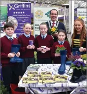  ??  ?? The ‘Queen Bee’ with Co Mayor Declan Hurley and pupils from Coachford National School.