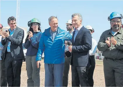  ??  ?? Juntos. El gobernador Schiaretti, del PJ, y el Presidente Macri, ayer, junto a operarios de una planta.