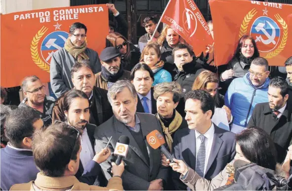  ?? FOTO: ATON ?? ►► El senador independie­nte Alejandro Guillier en una actividad, el miércoles, en Valparaíso.
REACCIONES