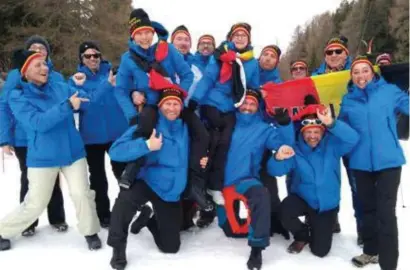  ?? FOTO HBVL ?? De Belgische delegatie met Raf Dubois uit Opglabbeek op de onderste rij, links van de vlag.