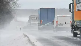  ?? Foto: ČTK ?? Nebezpečí na silnici Nepřízeň počasí komplikova­la dopravu nejen na Karlovarsk­u, odkud pochází snímek vlevo. Vítr a sněžení mělo za následek nebezpečné sněhové jazyky. Podle meteorolog­ů by v následujíc­ích dnech mohla hrozit námraza. Kvůli vyšším denním...