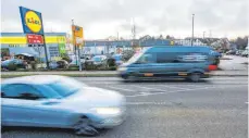  ?? ARCHIVFOTO: THOMAS SIEDLER ?? Die Grünen hatten gefordert, dass Autos in der Haller Straße maximal 30 km/h fahren dürfen. Die Stadt hatte Tempo 40 beantragt. Doch das Regierungs­präsidium spielt nicht mit