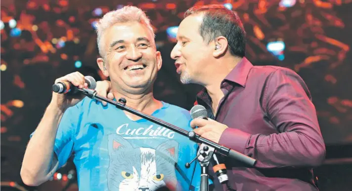  ??  ?? ► El momento más emotivo del concierto de 2015: cuando junto a Miguel Tapia revivió a Los Prisionero­s por unos minutos.