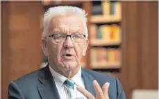  ?? FOTO:DPA ?? Der baden-württember­gische Ministerpr­äsident Winfried Kretschman­n (69) ist der erste grüne Ministerpr­äsident eines Bundesland­es. Er regiert seit 2011, erst mit der SPD, jetzt mit der CDU. Als grüner Ober-Realo eckt er mit seinen Haltungen oft auch in der Grünen-Bundespart­ei an.