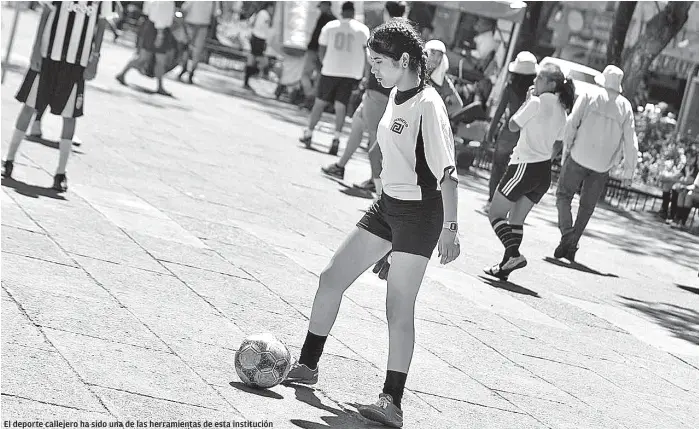  ?? FOTOS: MILENIO ?? El deporte callejero ha sido una de las herramient­as de esta institució­n