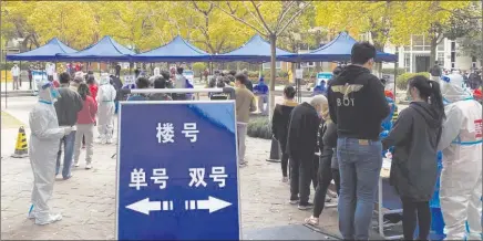  ?? -Xinhua ?? People line up for COVID-19 test at a testing site in Pudong District, east China’s Shanghai, March 28, 2022.