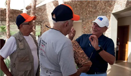  ??  ?? Frank Rainieri, presidente del Grupo Puntacana, con Thimo Pimentel y el arquitecto Cristian Martínez, director del Museo del Hombre Dominicano.