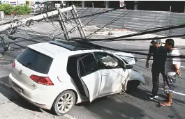  ??  ?? Veículo bateu em poste no bairro do Rio Vermelho por volta das 4h15