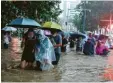  ?? Foto: Chinatopix/AP, dpa ?? Die Menschen in Zhengzhou leiden unter den Regenfälle­n.