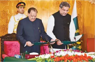  ?? Xinhua-Yonhap ?? Shahid Khaqan Abbasi, right, is sworn in by Pakistani President Mamnoon Hussain as Pakistani 28th prime minister in Islamabad, Pakistan, Tuesday.