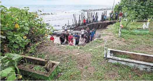  ?? — bernama ?? Race against time: villagers digging up eroded graves at the Kampung Pengkalan maras Cemetery for relocation to another cemetery, in Kuala Terengganu.