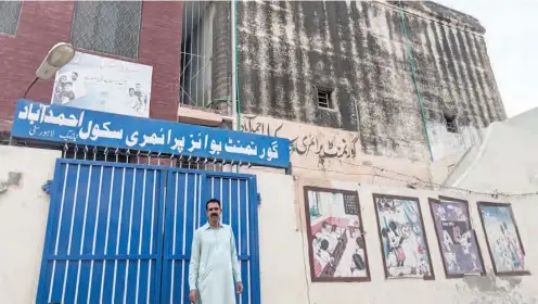  ?? PHOTO: ?? Master Ashfaq, in front of the temple -turned-school
Sameer Shafl Warraich