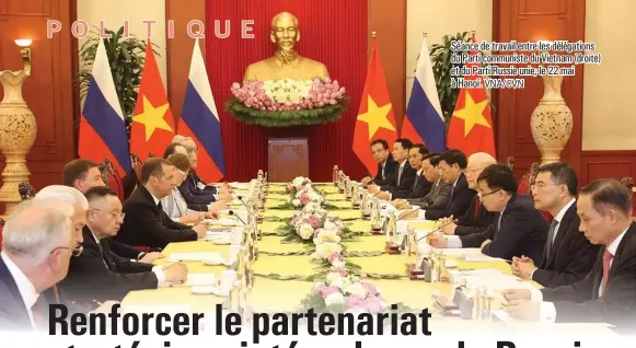  ?? ?? Séance de travail entre les délégation­s du Parti communiste du Vietnam (droite) et du Parti Russie unie, le 22 mai à Hanoï. VNA/CVN