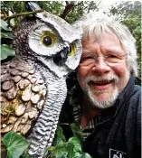  ??  ?? Bizarre Bill: Oddie with a garden owl