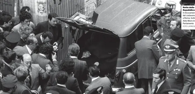  ?? FOTO LAPRESSE ?? Notte della Repubblica
Il ritrovamen­to del cadavere a Roma. Sotto, Aldo Moro in Parlamento