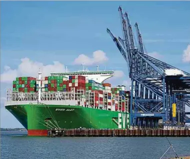  ?? Foto: dpa ?? Fast die Hälfte des britischen Containerv­erkehrs geht durch den Hafen in Felixstowe hindurch. Ein Streik könnte die Engpässe im Handel weiter verschärfe­n.
